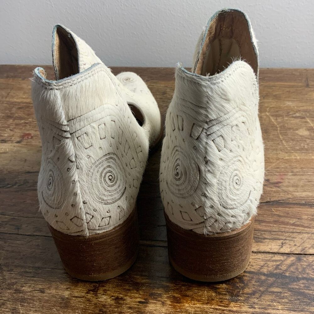 Kaanas Ivory Ankle Boots with Brown Detailing - Picture 4 of 7